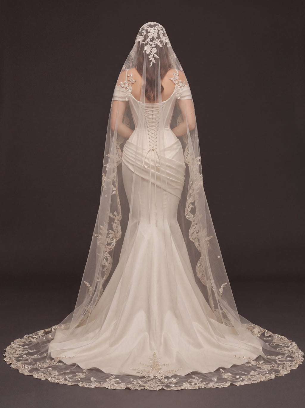 Pearl Button Satin Mermaid Bridal Gown – Draped Sweetheart Neckline, Sculpted Corset Waist & Floral Lace Cathedral Veil