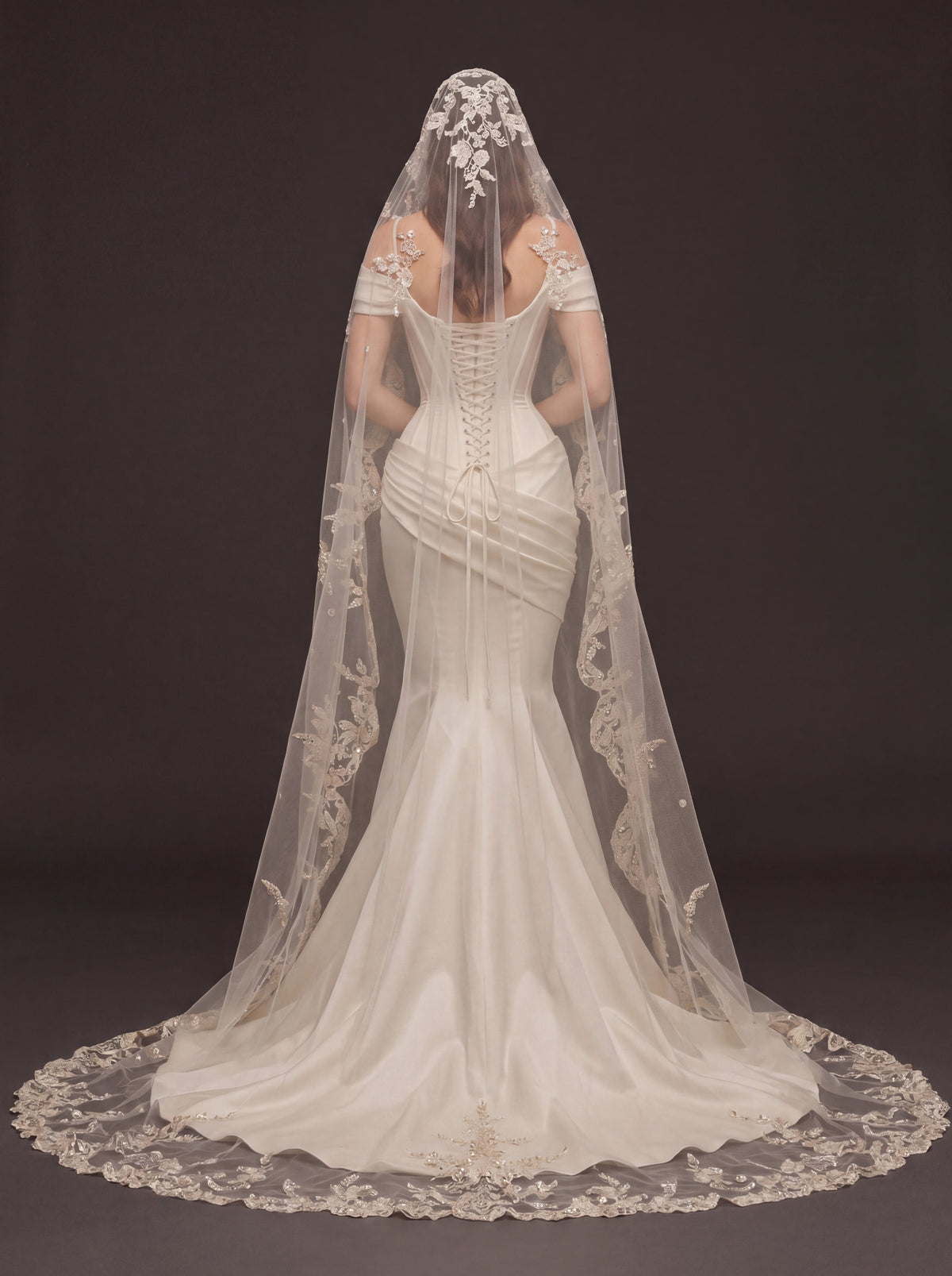 Pearl Button Satin Mermaid Bridal Gown – Draped Sweetheart Neckline, Sculpted Corset Waist & Floral Lace Cathedral Veil