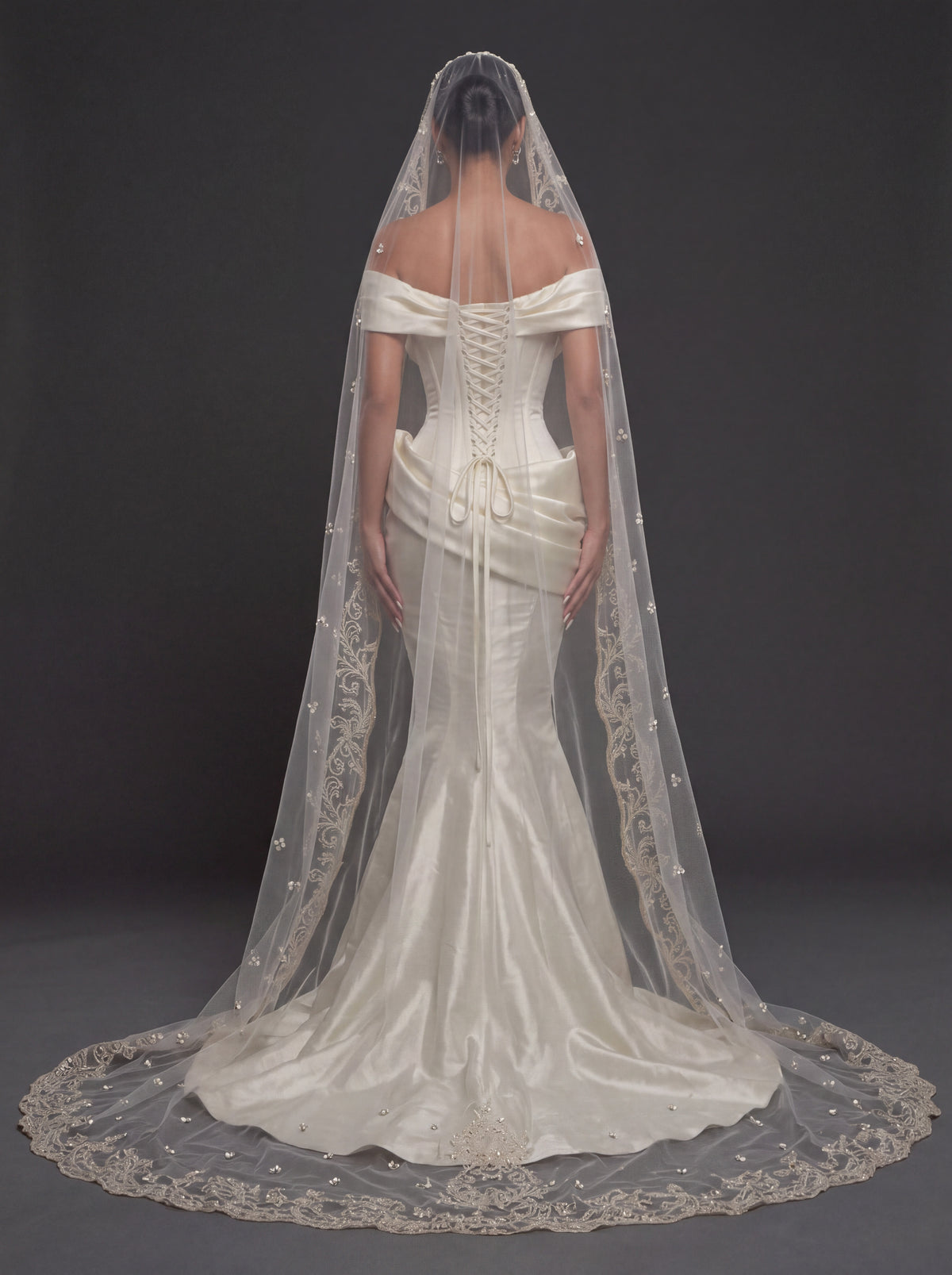 Pearl Embroidered Sweetheart Bridal Gown – Draped Satin Mermaid Silhouette with Sculpted Corset & Cathedral Lace Veil